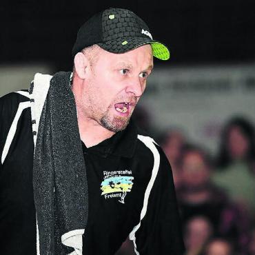 Abschiedsparty für Leutert - Trainer Marcel Leutert wird nach dem Kampf gegen Einsiedeln verabschiedet. Bild: Archiv/awa