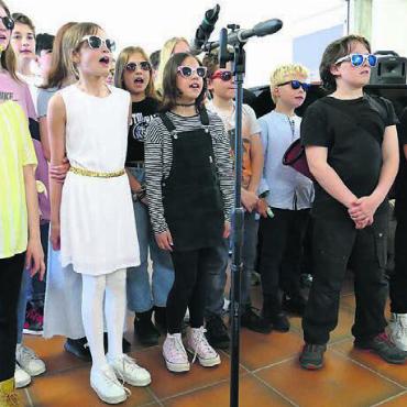 Auf gutem Weg in die Zukunft - Einstimmung mit Gesang durch Schülerinnen und Schüler aus Kallern unter der Leitung von Esther Reinert.