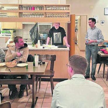 Junge zur Politik bringen - Die Organisatoren zeigten sich erfreut, dass knapp 25 Jugendliche der Einladung zu diesem Abend gefolgt sind. Bild: zg