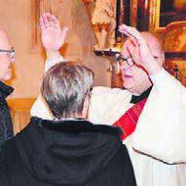 Anstossen auf zufriedene Jahre - Diakon Andreas Bossmeyer (r.) gestaltet die Segensfeier am Valentinstag. Bild: Archiv