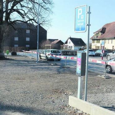 Massnahme gegen das Wildparkieren - Der vorderste Teil des Lindenplatz soll zur Begegnungszone werden und autofrei bleiben. Später werden hier noch Sitzbänke aufgestellt und weitere Bäume gepflanzt. Die Parkplätze hingegen sind neu gebührenpflichtig. Bild: chh