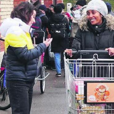 Authentisch, sympatisch, mittendrin - Mona Vetsch zückt spontan ihr Handy und zeigt ihre Kinder.
