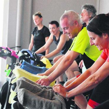 Strampeln für die Kinder - Noch einmal voll anziehen: Die wohltätigen Radlerinnen und Radler müssen sich ihre Pause verdienen. Bilder: Celeste Blanc