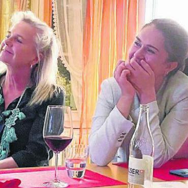 «Papi hat immer gesagt...» - Verstanden sich blendend: Elisabeth Bingesser (links, Begleitung von Felix Bingesser) und Aline Dormann (Freundin von Sieger Joel Strebel.