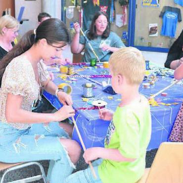 Menge ist nicht entscheidend - Glitzerstäbe verzieren – auch das machte den Kindern grossen Spass.