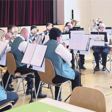 Auf allen Ebenen überzeugt - Die Musikanten und Musikantinnen spielten unter der Leitung von Andi Huber eine grosse Auswahl an bekannten Ohrwürmern. Bild: zg