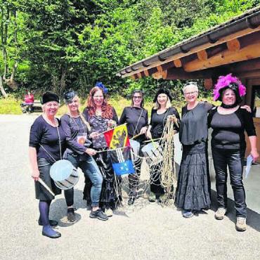 Die Festung erkundet - Die Frauen der Gruppe verkleideten sich in der Tracht der Meitlitage und überzeugten damit das Team der Festung Waldbrand.