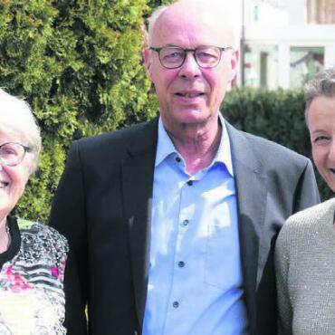 Ans Herz gewachsen - Trudi Eichenberger (links) tritt zurück, neu haben Markus Kasper und Monika Beck die Co-Leitung des Pro-Senectute-Mittagstisches. Bild: zg