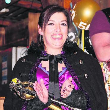 Wenn Er eine Sie ist - Mit Zepter und Schlüssel als 50. Jubiläums-Ehrenschränzerin ist Melanie Kleiner das neue Oberhaupt von Niederwil. Bilder: Monica Rast