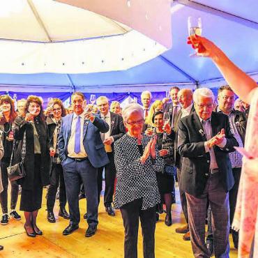 Ein fulminanter Start - Präsidentin Myriam Rufer-Staubli (r.) stösst mit den geladenen Gästen beim Apéro auf eine erfolgreiche Operettensaison an.