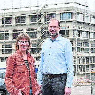 «Wir sind näher an der Politik» - Das Präsidium der Schulleitungskonferenz, Franziska Walti und Paul Bitschnau, zieht eine positive erste Bilanz. Beim Schulraum freuen sie sich auf den Neubau Halde (im Hintergrund) für die Primarschule. Bilder: Daniel Marti