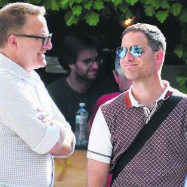 Eine Art Premiere - Fachsimpeln: Gemeindeammann Arsène Perroud und Fabian Furter, Präsident Schlössli.