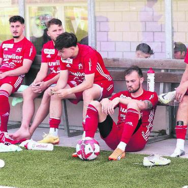 Wie weiter, FC Muri? - Hängende Köpfe bei den Murianern (v.l.): Eduard Nikolla, Diego Zoller, Rafael Freitas Ferreira, Belmin Mrkonja. Sie waren chancenlos gegen Münsingen und steigen trotz allem ab. Bilder: Josip Lasic