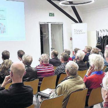 Mehr als nur Zukunftsmusik - Patrick Gisi informierte auch über die Preisvorteile für Mieter und Investoren. Bilder: Walter Minder