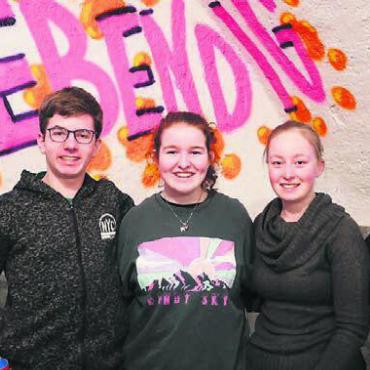 Graffiti im Pfarreistübli - Gruppenbild nach getaner Arbeit – die vier Jugendlichen aus Boswil und Bünzen.