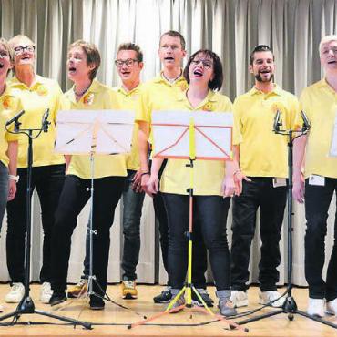 Mit Vollgas auf Kurs gebracht - Überraschung gelungen: Ein interner Chor, bestehend aus Mitgliedern der Geschäftsleitung und Kadermitarbeitern, sorgte für die musikalische Einstimmung.