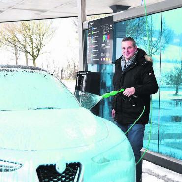 Gutes Feeling – auch fürs Auto - Geschäftsführer und Mitinhaber Janick Schlosser führt die topmoderne Anlage vor: Neben den Portalwaschanlagen mit neuster Technik gibt es auch bunten Schaum in Pink und Blau. Bild: Daniel Marti