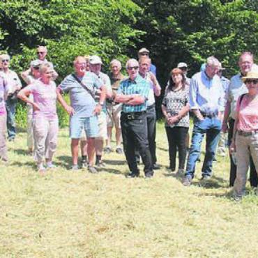 Neophyten und brütende Vögel - Revierförster Leonz Küng (2. von rechts) erzählt am Waldumgang Wissenswertes. Bilder: mo