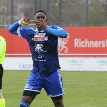 Fussball: Last-Minute-Sieg von Wohlen - Torjubel auf französisch. Nathan Kisisa feiert seinen Siegestreffer gegen Concordia Basel. Bild: jl