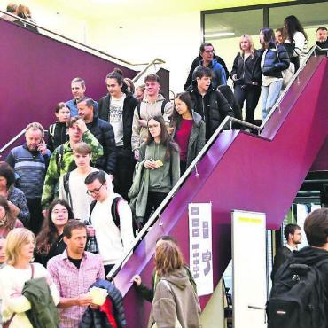 Schule platzt aus allen Nähten - Bei Anlässen in der Kanti (wie hier am Besuchtstag) kann es schon mal eng werden in den Gängen. Aber auch sonst ist die Schule überbelegt. Gedacht für 33 Abteilungen, werden aktuell deren 40 unterrichtet. Bild: Archiv