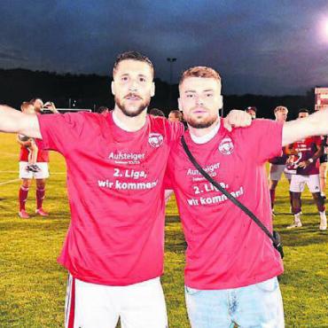 Die Entscheidung fällt früh - Bremgarten-Captain Tihomir Grabovica (links) feiert den Aufstieg mit dem verletzten Yves Furrer.