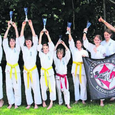 Karate-Junioren feiern fünf Siege - Erfolgreicher Wohler Karatenachwuchs freut sich über die guten Leistungen (v. l.): Coach Roland Konrad, Gian Baumann, Sascha Hoffmann, Cédric Küchler, Yannick Küchler, Nils Hoffmann, Jan Möller, Lena Jankovic, Sophie Bacher, Lara Geissmann, Coach Erich-Andreas Bürgisser, Schiedsrichter Shihan Raphael Gauch. Bild: zg
