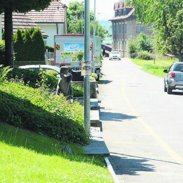 «Das wäre unverantwortlich» - Der Gemeinderat Hägglingen will die Geissmann-Ackermann-Strasse sanieren und sicherer machen. Dazu gehört seiner Meinung nach auch der Ersatz des Aargauer Trottoirs durch ein richtiges Trottoir, gerade auch zum Schutz der Jüngsten, die hier den Kindergarten besuchen. Bilder: Archiv