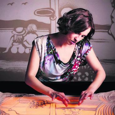 Magie von Licht und Dunkel - Sandmalerin Katrin Weissensee wird am Infoanlass «ibw persönlich» mit ihren Auftritten das poetische Potenzial des Lichts ausschöpfen. Bild: pd