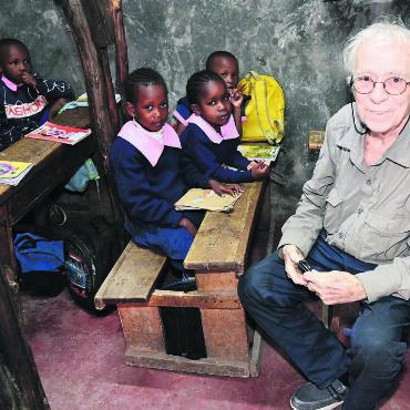 «Man darf diese Kinder nicht vergessen» - Stephan Gottet zu Besuch in der Grundschule Mabatinis. Diese Kinder sollen dank dem Projekt Synesius dereinst eine weiterführende Ausbildung geniessen können. Bild: zg