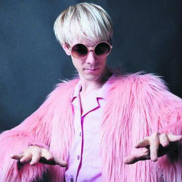 Coco Schwarz in Pink - Neues Projekt: Piano Prince (immer in pinker Jacke). Bilder: zg