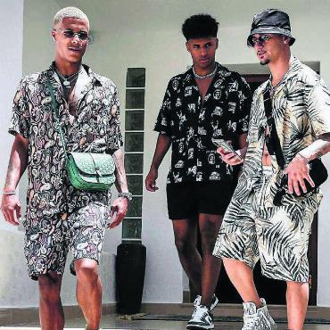 Concierge der Stars - Im Urlaub mit den Fussballstars: Kevin Quintas (ganz rechts), Karim Adeyemi (Borussia Dortmund, Mitte) und Ismail Jakobs (AS Monaco). Bilder: zg