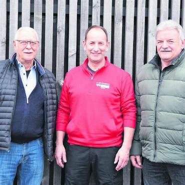Velo soll wieder mehr ins Zentrum - Zwei Urgesteine und der aktuelle Präsident des Velo-Moto-Clubs Muri-Dorf, von links: Hansruedi Binder, Marcel Schöpfer und Sepp Fahler.