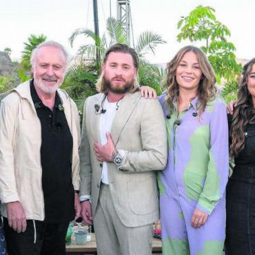 «Wie ein Date» - Seven hat auch heuer wieder grosse Namen zu Gast (v. l.): Luca Hänni, Peter Reber, Baschi, Anna Rossinelli, Joya Marleen und Eaz singen sich jeweils ihre Lieder vor. Bild: pd / Andrea Camen