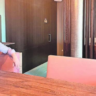 Nur Frühlingsrollen sind noch da - Eine halbe Million wurde investiert. Nun steht das «Marco Polo» kurz vor der Wiedereröffnung. Chef René Holenweger (hier am Stammtisch) freut sich. Bilder: Stefan Sprenger