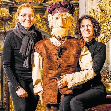 Kreative Köpfe des Monats - Die Schöpferinnen mit einer ihrer Figuren, die den Kindern die Welt im Kloster Muri zeigen sollen: Kirsty Räber (links) und Brigitte Brun Singer. Bild: Archiv / Gregor Galliker