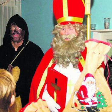In neuem Gewand - Freudig nahmen 40 Kinder ihr Chlaussäckli entgegen. Bild: zg