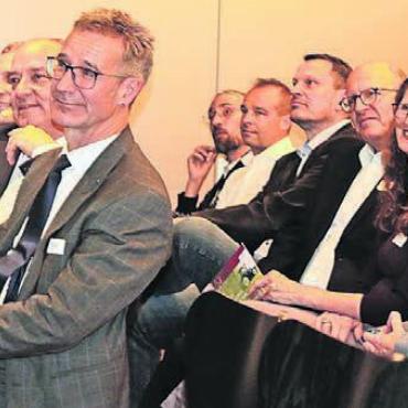 Leistungsfähig und innovativ - Matthias Müller, Abteilungsleiter Landwirtschaft Aargau, setzt sich ein für eine innovative und nachhaltige Landwirtschaft. Das freut auch die Gemeinderatsmitglieder Roland Vogt, Ariane Gregor und Thomas Burkard (hintere Reihe).