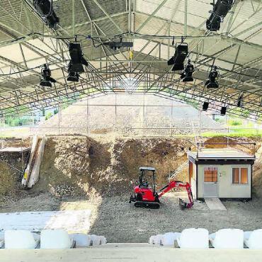 Das grosse Loch - Ein ganz besonderer Ort für ein besonderes Theater: Sarmenstorf hat mit «Grabenstorf» Geschichte geschrieben. Bild: Archiv