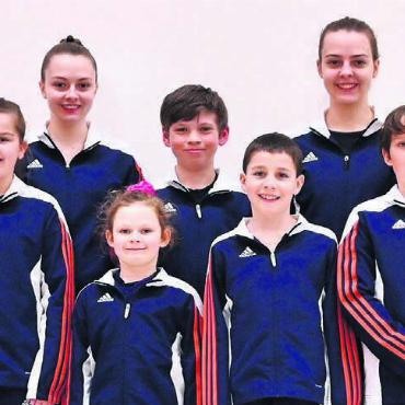 Erneut Bronze - Die Waltenschwiler Trampolin-Springerinnen und -Springer, hinten, von links: Laura Steinmann, Flurin Ratschob, Katja Steinmann; vorne von links: Loreen Böse, Soraya Schuler, Even Saxer, Sandro Schuler. Bild: zg