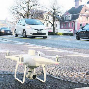 Vermessungen mit Drohnen - Moderne Hilfsmittel: Wie schon bei der Vermessung der Zentralstrasse (Bild) kommen auch diesmal wieder Drohnen zum Einsatz. Bild: Archiv