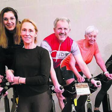 Strampeln für einen guten Zweck - Die Instruktoren und der Initiator, von links: Geri Steinger, Lena Villiger, Brigitte Tauss, Markus Büchi, Esther Frey, Sandra Bütler. Bild: zg