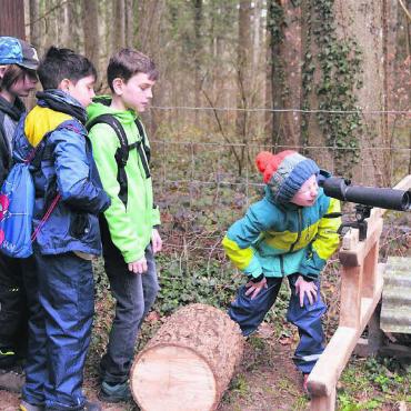 Zu Besuch bei «Herrn Jäger» - Den Wald durch ein Fernglas sehen – auch das konnten die Kinder erleben.