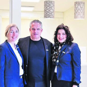 Viel Service und Sicherheit - Die Familie Dahinden von Belano Zuhause ist mit der Anlage am Standort Wohlen sehr zufrieden (v. l.): Das Ehepaar Prisca und Daniel Dahinden mit Tochter Natalie Dahinden an der Rezeption im neuen Haus. Bild: Daniel Marti