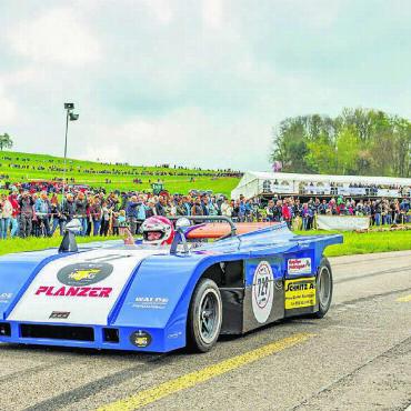 Da jubelt die Oldtimer-Seele - Top-Highlight: Ernst Sigg (vorne) im Sauber C2 von 1971. Nur zwei dieser Rennwagen wurden je gebaut. Dahinter fährt Markus Kündig aus Rüti im Centenari MAC3-02.