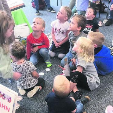Räume mit ganz viel Leben gefüllt - Kindern die Begeisterung für Geschichten beibringen: Der Verslimorgen für die Kleinen öffnet den Zugang zur Sprache und damit später zum Buch. Bild: zg