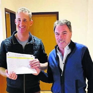Nesselnbach will Casino zurück - René Seiler, einer der beiden Petitionäre (rechts), konnte diese Woche 148 Unterschriften an Gemeindeschreiber Christian Huber übergeben.