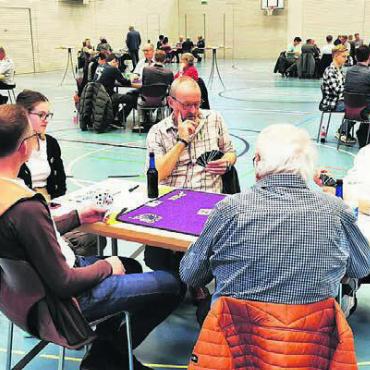 Am 13. Juli gilt es ernst - Lockere, aber konzentrierte Atmosphäre am «Donnschtig-Jass»-Qualifikationsturnier der Gemeinden Meisterschwanden und Seengen. Bild: zg