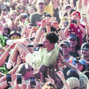 Schweben auf Wolke Seven - Das Heimspiel gewonnen: Seven wird vom Publikum getragen und war einer der grossen Höhepunkte am «Argovia Fäscht». Bild: Dario Zimmerli