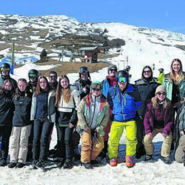 Wenig Schnee und braune Pisten - Die Turnenden liessen sich vom spärlichen Schnee nicht beirren und stellten sich für ein Gruppenfoto auf. Bild: zg