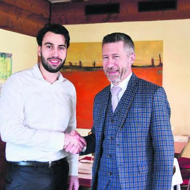 Zukunft des «Bären» gesichert - Neuer Besitzer, die Wirtleute bleiben: Diego Albertanti (rechts), der Geschäftsführer der neuen Besitzerfamilie J.F. Jost & Co Immobilien, und Pächter Antonio Di Chiara (links). Bild: Daniel Marti